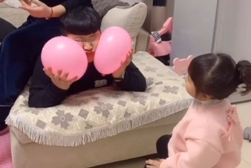 宝妈教女儿擦屁屁,宝爸甘当 工具人 ,比幼儿园教得还形象